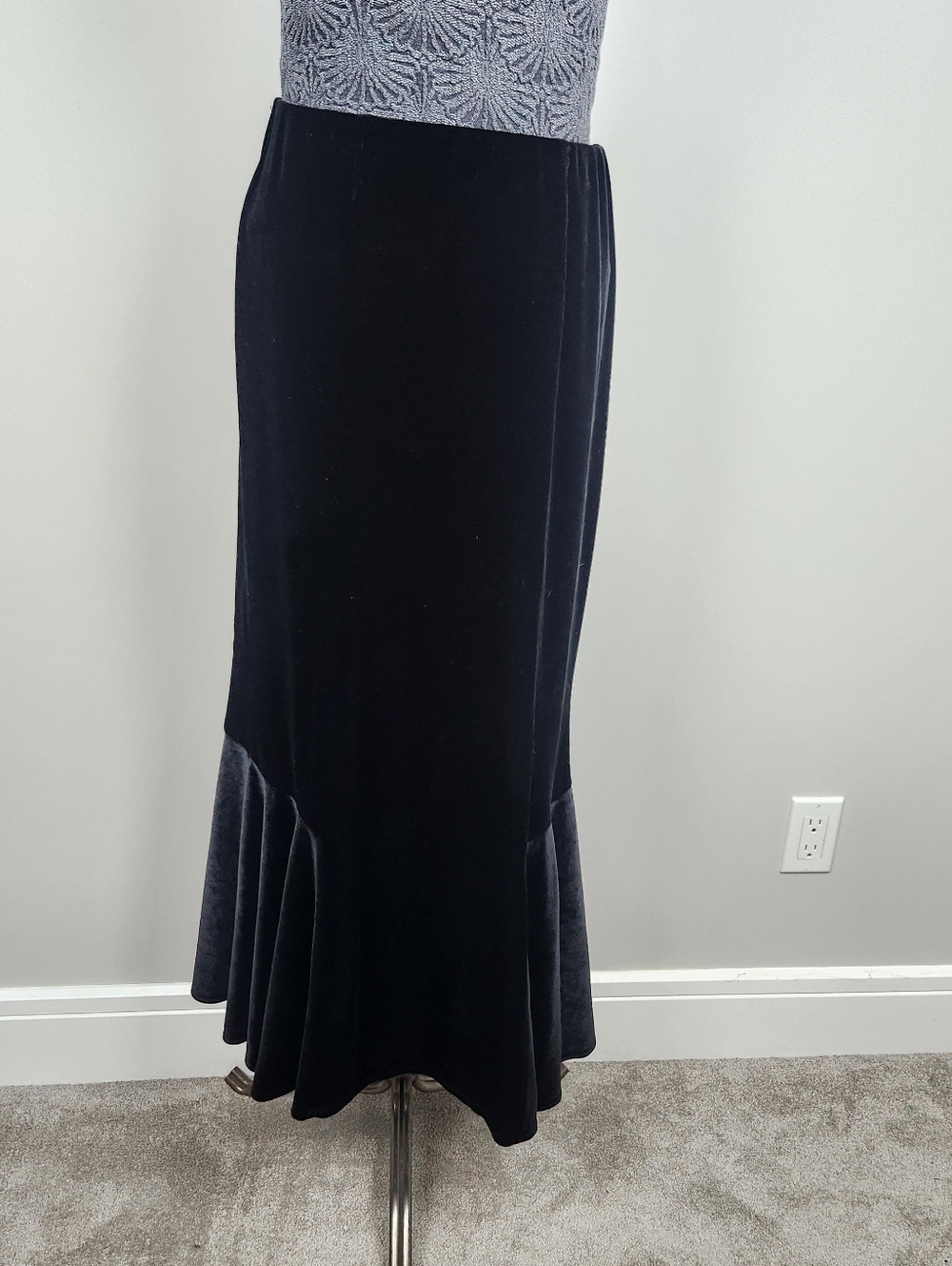 Black Velvet Maxi Skirt Mermaid Cut Fits Large Soft Stretchy - Picture 4 of 13